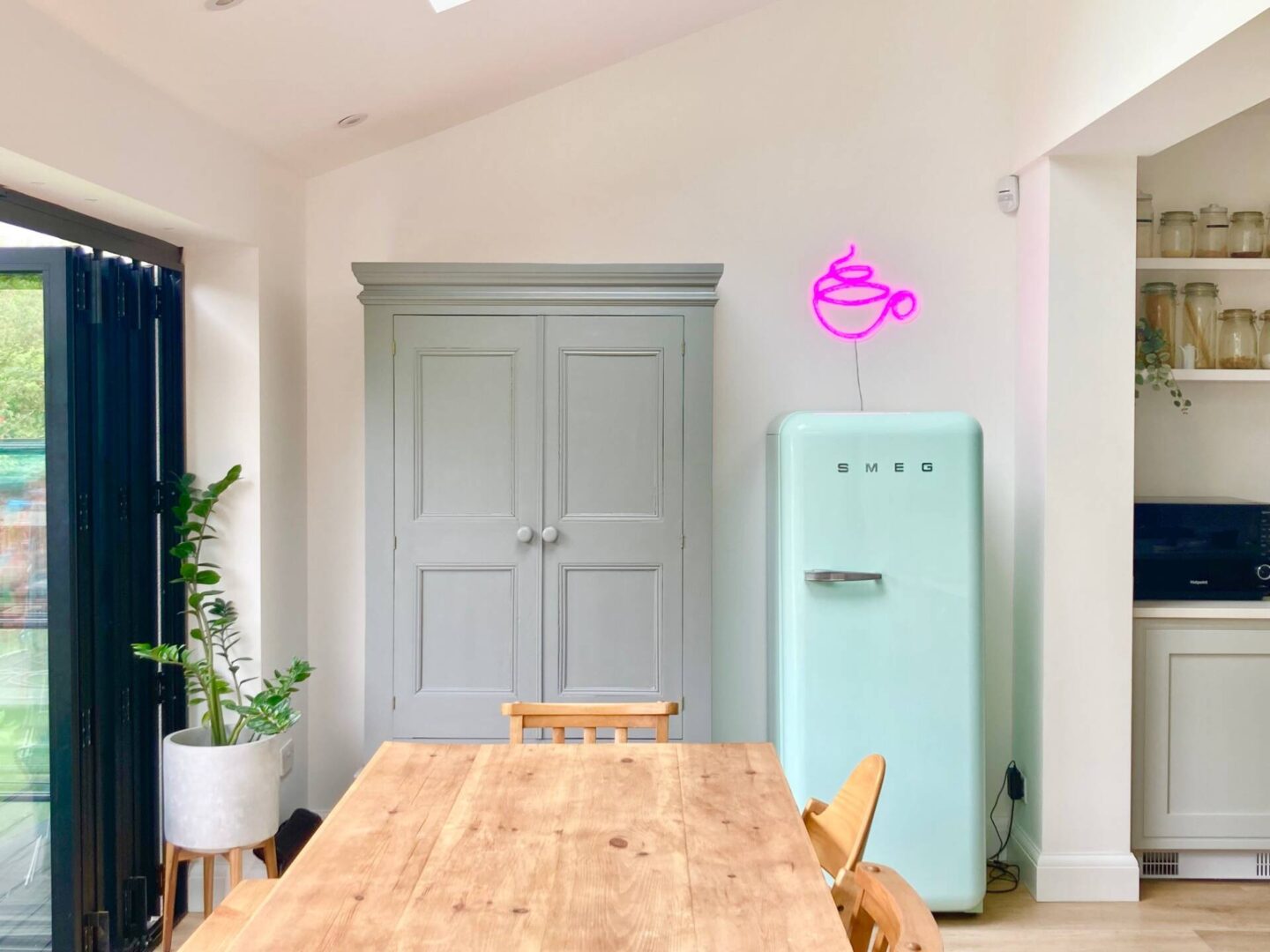 A touch of neon for our kitchen – NEON87 Light Review (Ad)